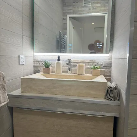 Elegant With Sea View And Swimming Pool Apartman
